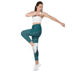 femme faisant du yoga avec un legging vert à motifs roses