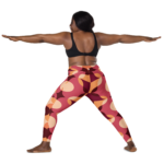Mannequin plus size avec un legging à motif de dos avec une posture de yoga