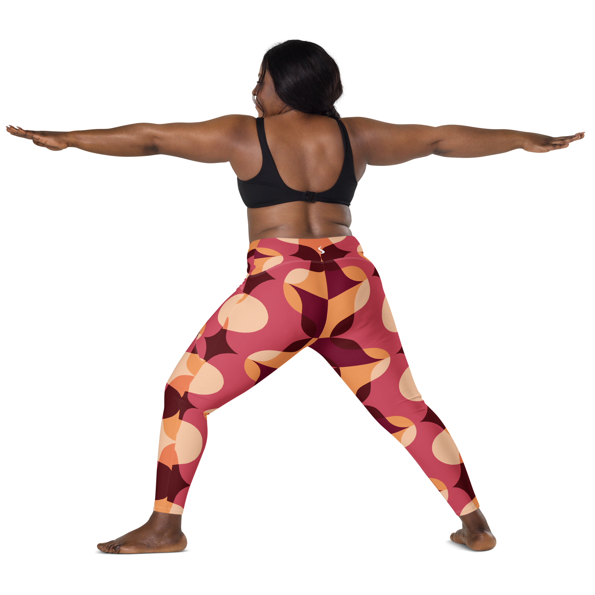 Mannequin plus size avec un legging à motif de dos avec une posture de yoga