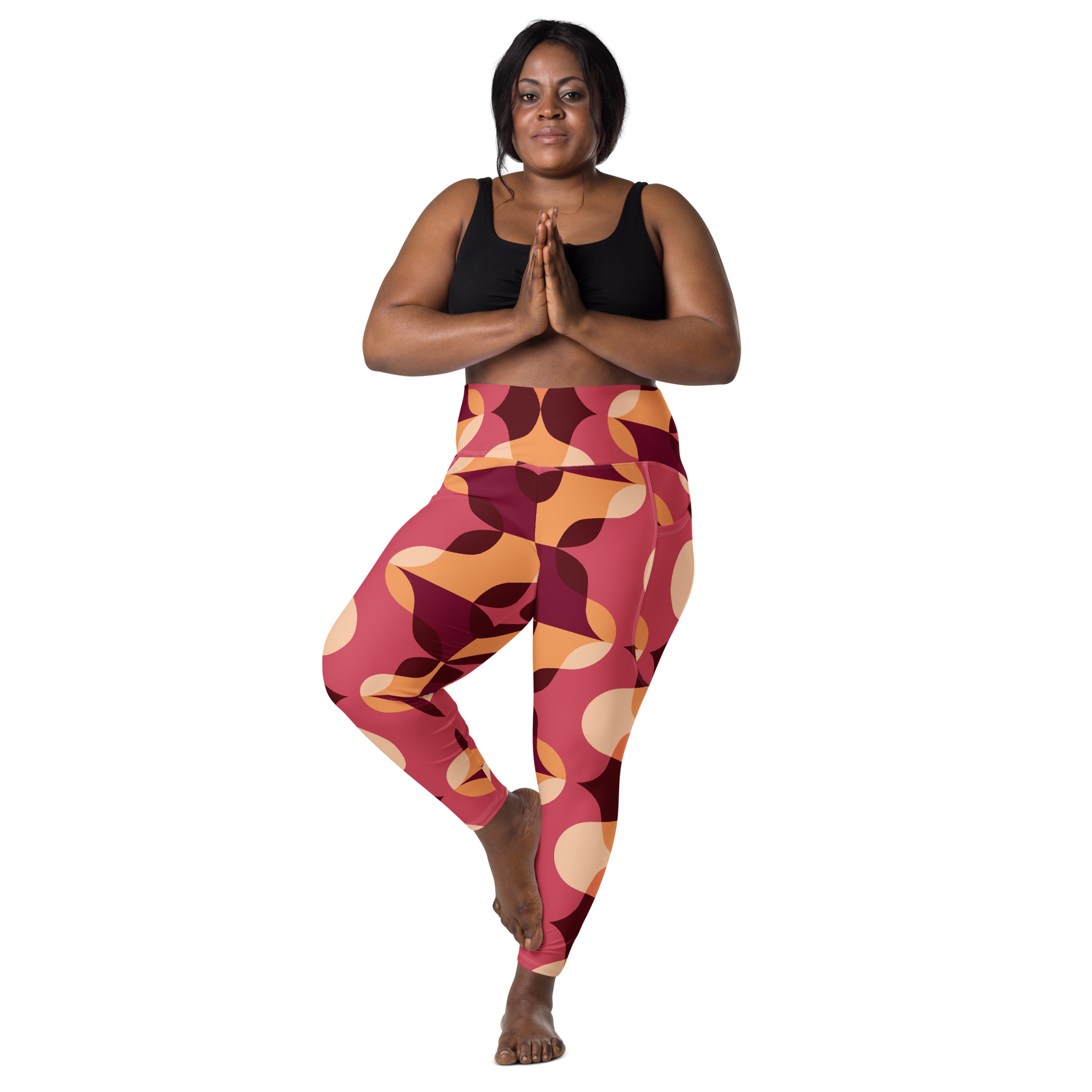 femme en position de l'arbre yoga en legging et brassière