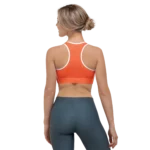 Photo d'une mannequin portant une brassière de sport orange vue de dos