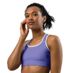 Photo d'une mannequin vu de buste pour présenter une brassière de sport pour femme