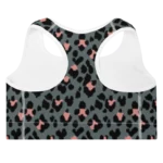 Brassière de sport Sweat Hold Up en nylon Econyl, douce et respirante, avec dos nageur pour un maintien léger. Disponible dans plusieurs motifs. Photo du produit de dos avec le motif Léopard vert kaki et rose.
