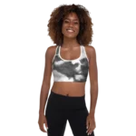 Brassière de sport Sweat Hold Up en nylon Econyl, douce et respirante, avec dos nageur pour un maintien léger. Disponible dans plusieurs motifs. Photo porté de face par le mannequin avec le motif Tie and dye noir et blanc.