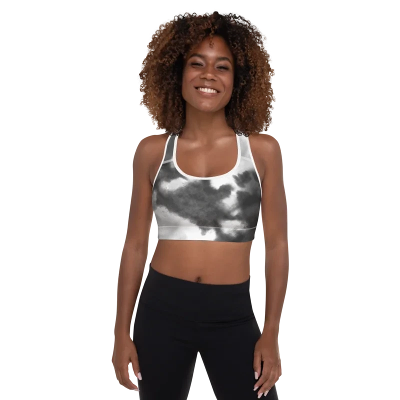Brassière de sport Sweat Hold Up en nylon Econyl, douce et respirante, avec dos nageur pour un maintien léger. Disponible dans plusieurs motifs. Photo porté de face par le mannequin avec le motif Tie and dye noir et blanc.