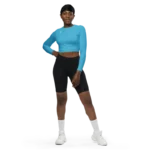 Crop top de sport Hot Focus à manches longues en coloris bleu, conçu pour allier confort et style lors des entraînements. photo porté de face par le mannequin.
