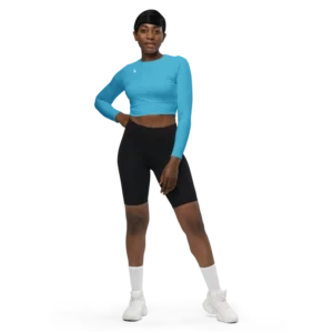 Crop top de sport Hot Focus à manches longues en coloris bleu, conçu pour allier confort et style lors des entraînements. photo porté de face par le mannequin.