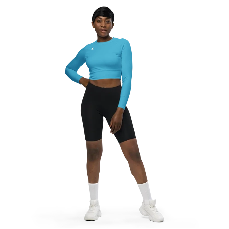 Crop top de sport Hot Focus à manches longues en coloris bleu, conçu pour allier confort et style lors des entraînements. photo porté de face par le mannequin.