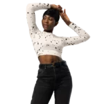 Crop top de sport Hot Focus à manches longues, blanc cassé à pois noirs, conçu pour allier confort et style lors des entraînements. photo porté par le mannequin