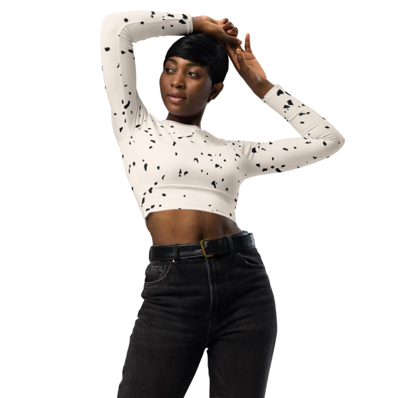 Crop top de sport Hot Focus à manches longues, blanc cassé à pois noirs, conçu pour allier confort et style lors des entraînements. photo porté par le mannequin