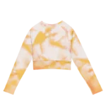 Crop top de sport Hot Focus à manches longues, motif tie and dye jaune et blanc, conçu pour allier confort et style lors des entraînements. Photo du produit de face.