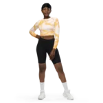 Crop top de sport Hot Focus à manches longues, motif tie and dye jaune et blanc, conçu pour allier confort et style lors des entraînements. Photo du produit porté par le mannequin de face, main sur la hanche.