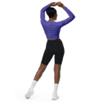 Crop top de sport Hot Focus à manches longues en coloris violet, conçu pour allier confort et style lors des entraînements. photo de dos porté par le mannequin.