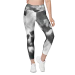 Legging de sport pour femme taille haute avec double poche à motif tie and dye "effet nuage" en noir, gris et blanc. Coupe taille haute pour un effet sculptant et un maintien optimal. Photo porté du produit de devant.