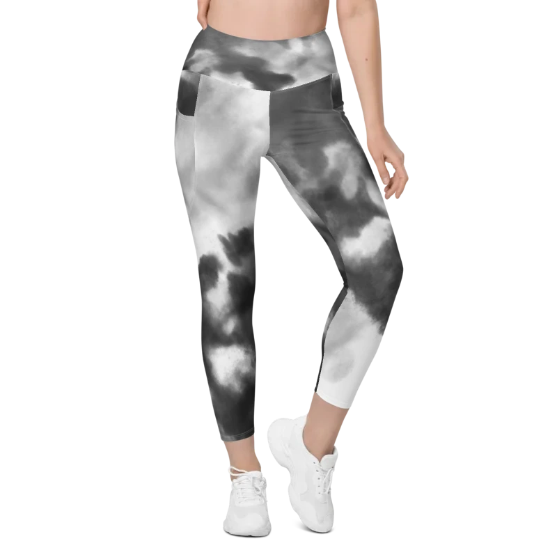 Legging de sport pour femme taille haute avec double poche à motif tie and dye "effet nuage" en noir, gris et blanc. Coupe taille haute pour un effet sculptant et un maintien optimal. Photo porté du produit de devant.