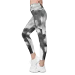 Legging de sport pour femme taille haute avec double poche à motif tie and dye "effet nuage" en noir, gris et blanc. Coupe taille haute pour un effet sculptant et un maintien optimal. Photo porté du produit de côté.