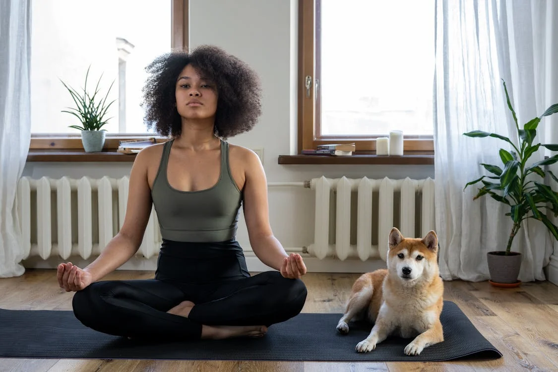 femme relaxée faisant du yoga en position du lotus